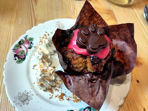 Red fruit-pistachio muffin at Le Canithé in Toulouse