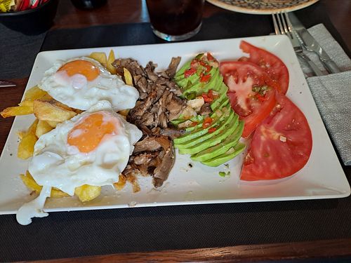 Plato combinado vegetariano con huevos fritos, patatas fritas caseras, setas a la plancha, aguacate y tomate. Producto de calidad y a buen precio. Muy rico todo. at Kantina del Plazaola in Lekunberri