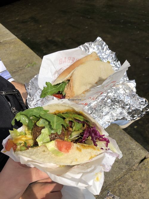 Pita mit hummus, Salat, Falafel und Mangosoße at Ibras Bistro in Erfurt