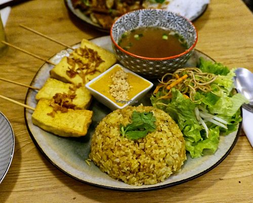 Brochettes de tofu sauce cacahuète + soupe et riz sauté at Bếp Việt in Paris