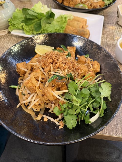 Pad Thai (avec des œufs malheureusement...)  at Pho Mui in Paris