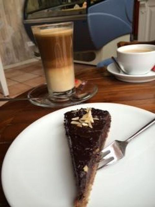 Raw cake and oat milk latte at Surf Shop Roastery in Hamburg