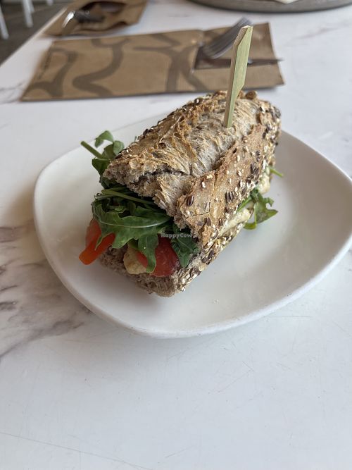 Mini bocadillo de hummus con aguacate, tomate y canónigos   at La Terraza Voramar in Benicassim