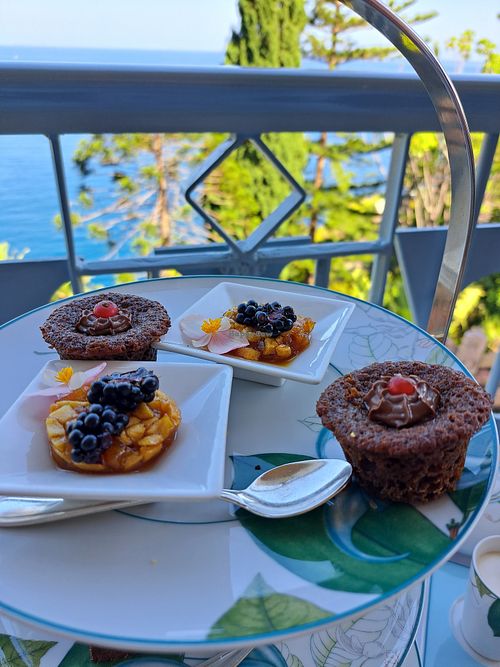 vegan chocolate cake and applepie at Reid's Palace in Funchal