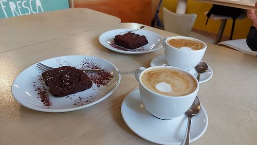 Cafés con leche de soja y brownie vegano at La Ola Fresca in Valencia