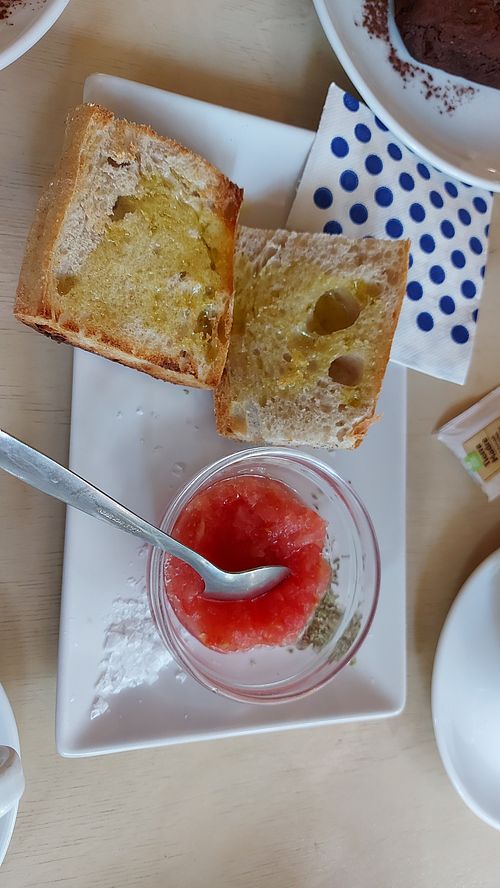Tostadas con aceite de oliva y tomate at La Ola Fresca in Valencia