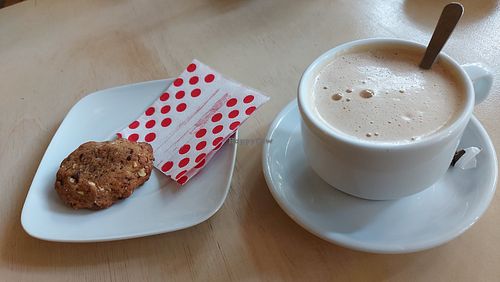Café con leche de soja y galleta de mantequilla de cacahuete at La Ola Fresca in Valencia