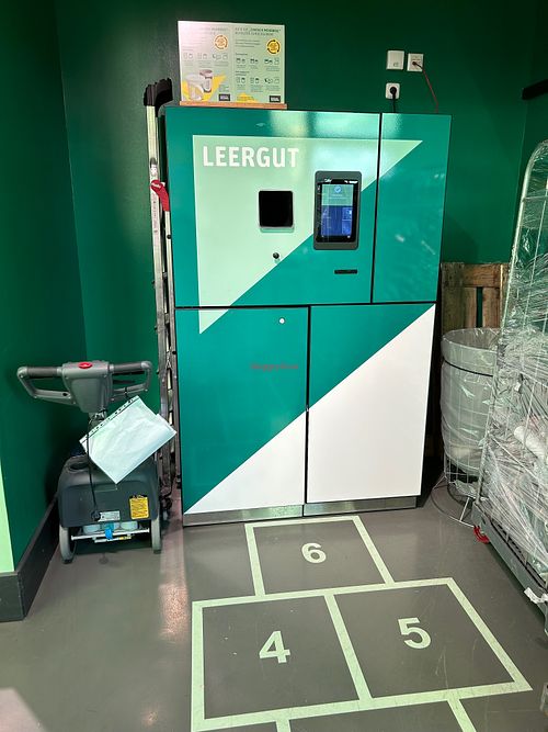 Vor dem Leergut-Automat sind Hüpfkästchen aufgedruckt.  at REWE Voll Pflanzlich in Berlin