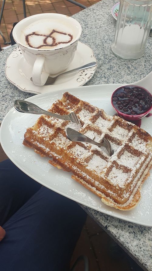 Belgische Waffeln mit Heidelbeeren und koffeinfreier Milchkaffee mit Hafermilch at Cafe und Dekoladen Rosenbogen in Bad Salzuflen