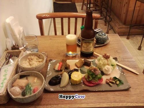 An all vegan main course with much vegetables, tofu, beans, rise and a miso soup. Also a locally brewed beer from the towns brewery. at Tomtam in Kamakura