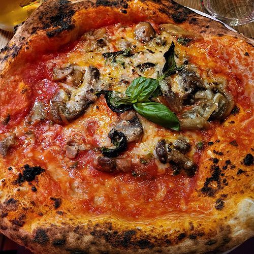 Vegan Pizza 🍕 at Officine19 in Mallorca