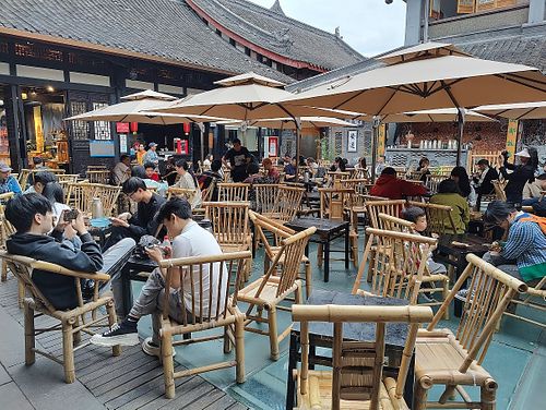 Al fresco dining area.  at Daci Temple Vegetarian Food - 大慈寺素斋 in Chengdu