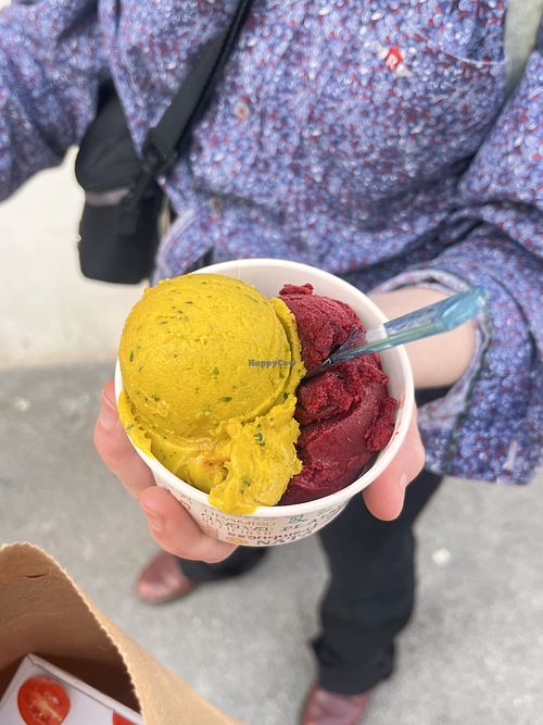 Une multitude de sorbet ! Plusieurs goûts originaux et un personnel accueillant ! Attention le nom est différent maintenant : Gelateria Livea. Délicieux !   at Gourmand'ice Glacier in Sete