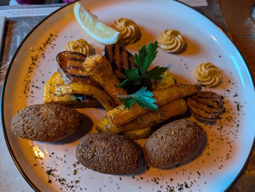 falafel with roasted veggies and pumpkin puree at Restaurant Gammelbua in Reine