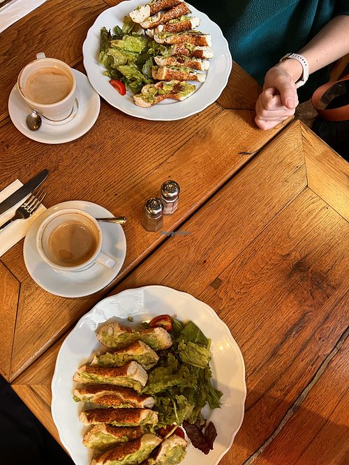 Auf Nachfrage auch ein Simit mit Avocado bekommen😉 at Ara Kafe in Istanbul