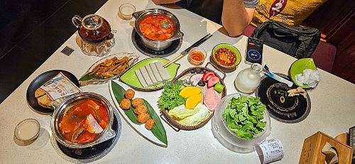 hot pot set at One Leaf, One World 一叶一世界 - WenShu 文殊坊 in Chengdu