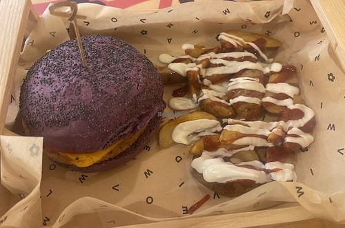 Purple cheesy con patate bravas  at Flower Burger in Padua