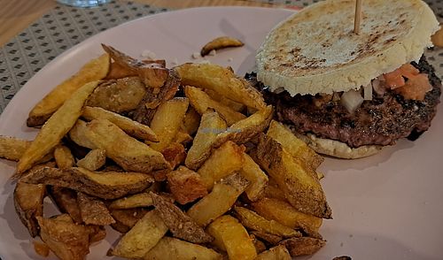 Vegan burger and chips with Beyond Meat at Tepuy Burger in Benidorm