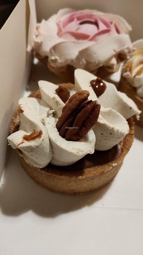 Éléa – Tarte pécan at Copains - Victor Hugo in Paris