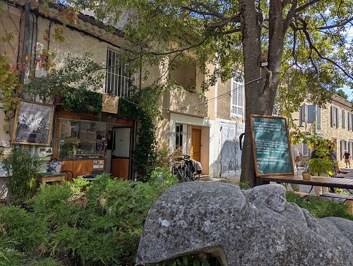 Vorhof mit noch weiteren Sitzgelegenheiten in der Umgebung at Rustine in Forcalquier