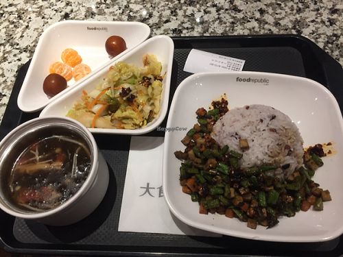 platter contains cabbage salad, seaweed soup fruit, and main dish of rice and carrot/okra/tofu cubes cooked in mild sauce at Yi Tian Yi Su - Taiguhui in Guangzhou