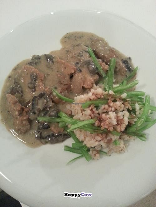 Seitan with mushrooms and almond sauce at Zaatar Vegetariano in Barcelona