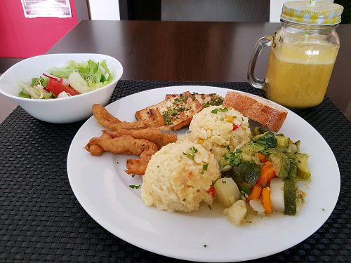 Daily menu with salad and banana, vanilla and curcuma smoothie at Makro Vega in Split