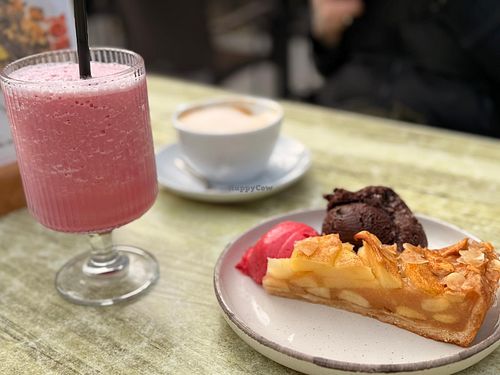 Rose Milkshake and apple pie with icecream  at Arkateno in Omodos