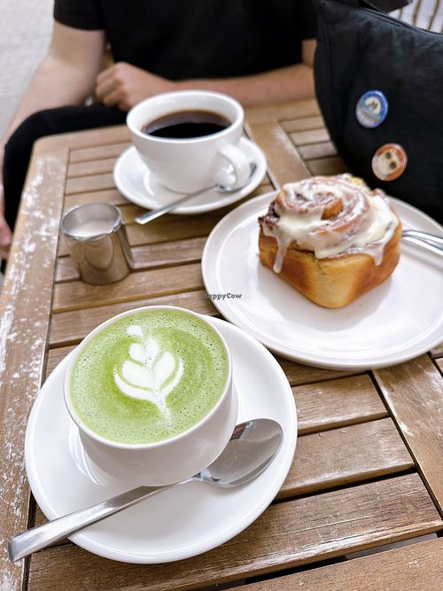 Oat milk matcha latte with vegan cinnamon roll  at 171kaffeeladen in Hannover