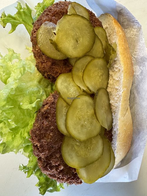 Veganes Frikadellenbrötchen mit Gurken-Relish  at Hafenidyll - Klink in Klink