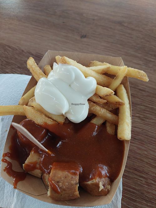 Vegane Currywurst mit Pommes und Veganer Mayo. Sehr lecker😄aber leider etwas teuer at Bratwursthaus in Bochum