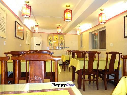 a clean restaurant. at Jue Xi Yuan Vegetarian Restaurant in Tianjin