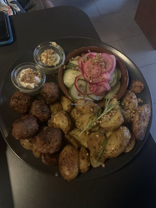 Vegan meatballs with potatoes and cucumber salad at Dieter B. in Mainz