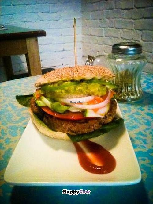 hamburguesa de alubias rojas con verduritas, espinacas y guacamole at Quinoa in Barcelona