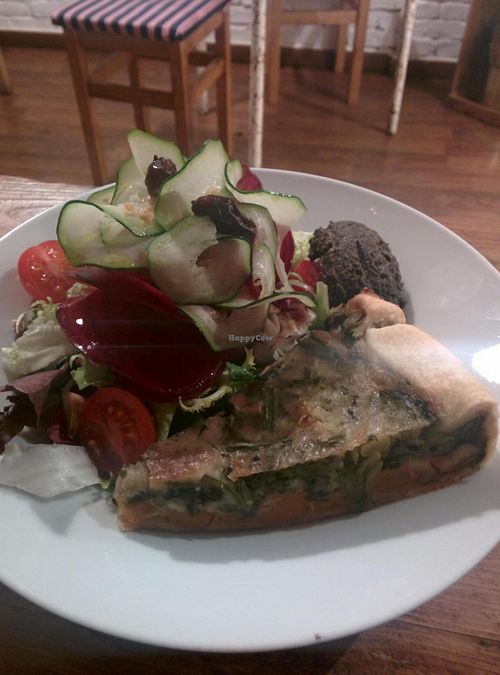 Vegan quiche with salad at Quinoa in Barcelona