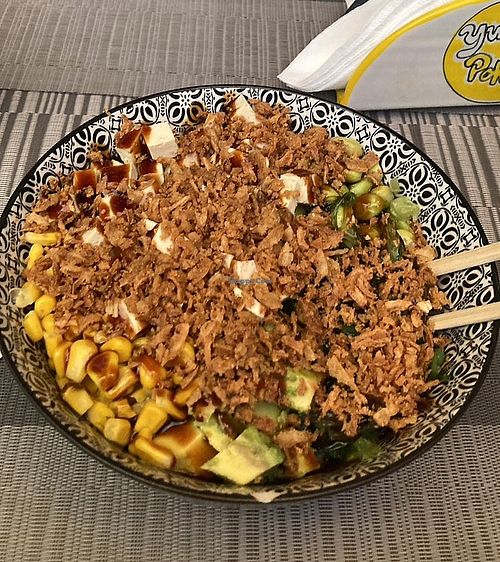 Sotto la montagna di crispy onion ci sono avocado, tofu, edamame, wakame, mais. Topping salsa agrodolce.  at Yummy Poke in Salerno
