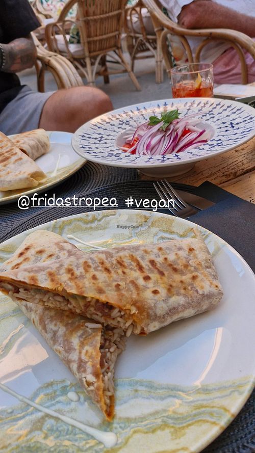 Vegane Burrito und Tomaten-Zwiebel-Salat at Frida's in Tropea
