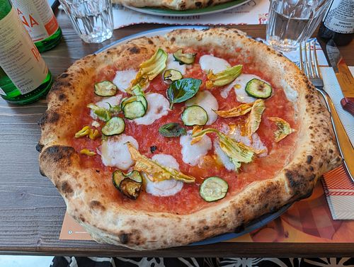 Margherita vegana con aggiunta di zucchine e fiori di zucca at Pizzium - Ferrara in Ferrara