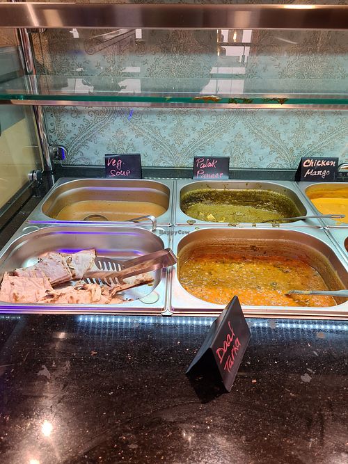 Mittagstisch für 11,90€. Ein veganes Linsendal und vegane Suppe. Das Naan Brot wurde für mich separat vegan zubereitet. at Tandoori Mahal Indisches Restaurant in Frankfurt