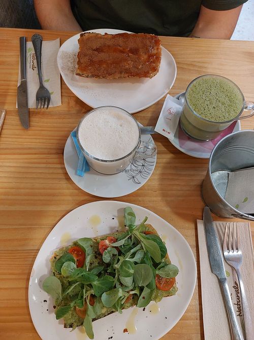 Tostadas y te chai (leche de soja) y matcha (con leche de avena) at Informal in Cerdanyola Del Valles