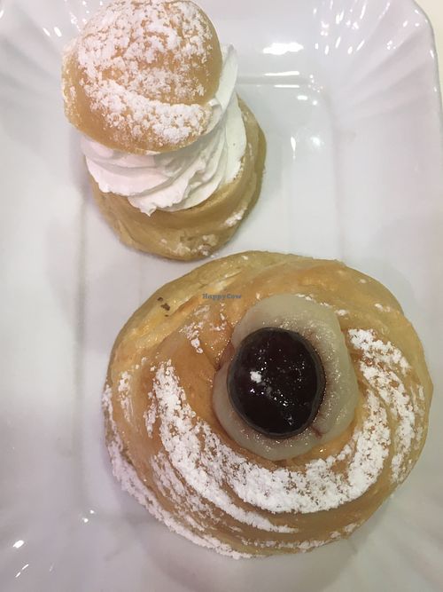 Beignet with chantilly cream and zeppola di San Giuseppe at Ratatouille in Turin