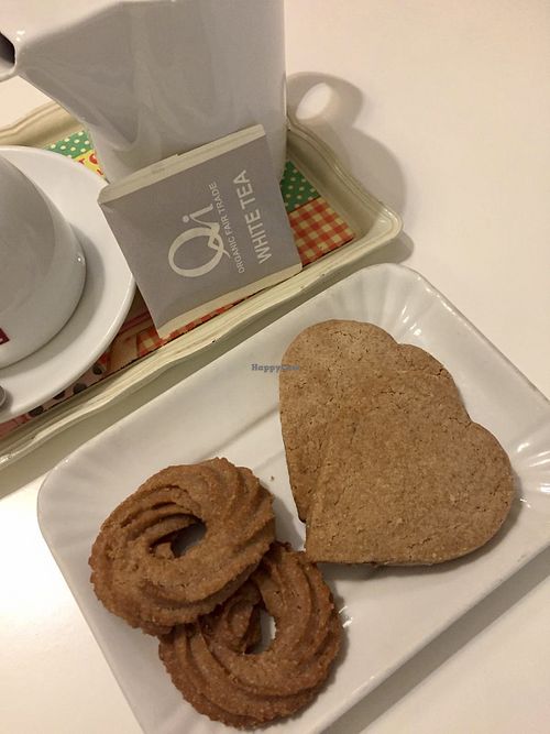 Cinnamon cookies and cinnamon-ginger heart cookies + white tea at Ratatouille in Turin