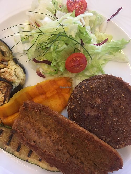 Beyond Meat Burger and sausage, and grilled vegetables at Ratatouille in Turin