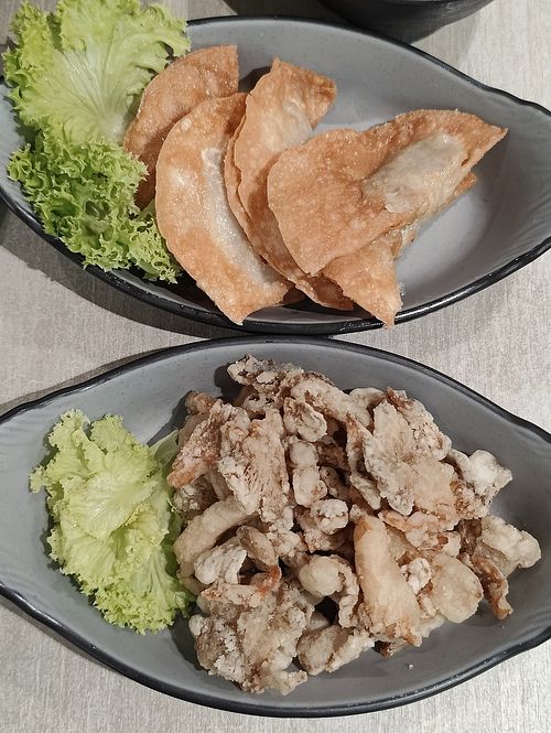 Crispy Dumplings 香酥水饺
Fried Oyster Mushroom 炸鲍鱼菇
 at Saute & Mee in Northeast Singapore