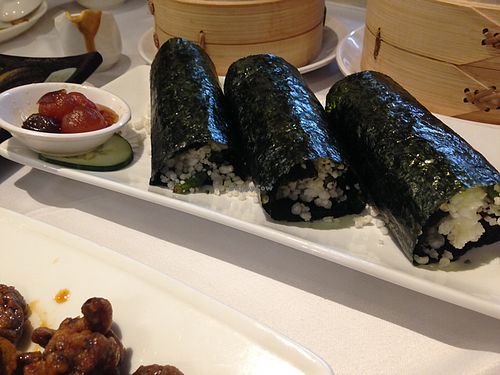 Nori roll filled with green beans and rice pops at Yang Shin 養心茶樓 in Taipei