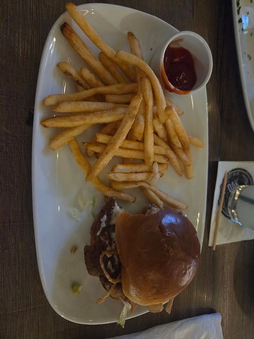 Get ketchup instead of the special sauce at Oak & Stone in Venice
