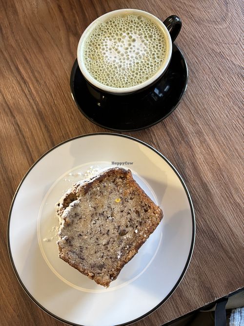 Budín de banana y Matcha latte   at Centro Restaurante in Buenos Aires