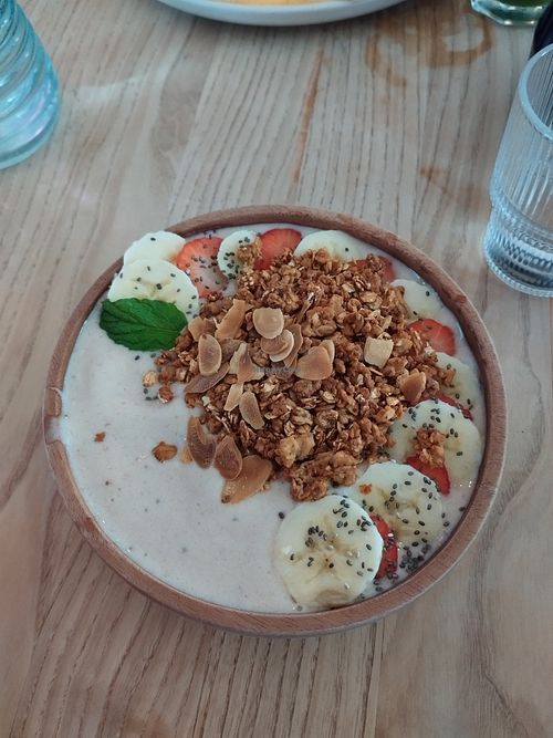 Vegan banana and strawberry smoothie bowl at Twin Fin in Lagos