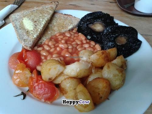 Vegan breakfast, rosemary and thyme fried new potatoes, tasty field mushrooms, vine tomatoes and baked beans, simple but well prepared and satisfying at Boston Tea Party in Worcester