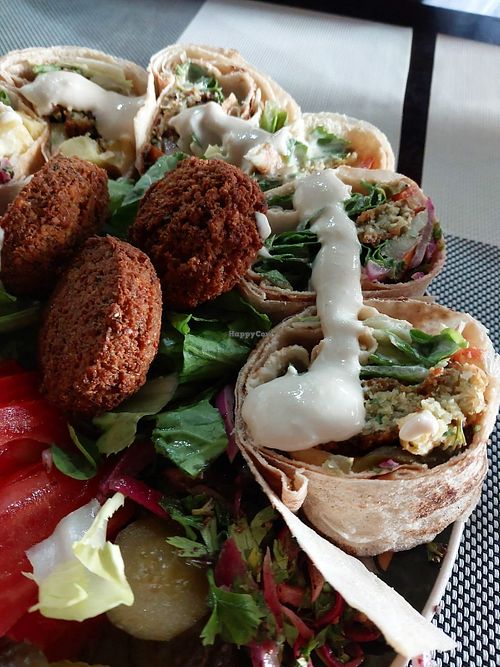 Shawarma de falafel 🌱 no prato com foco 👀 at Nakahat Al Amana in Bauru